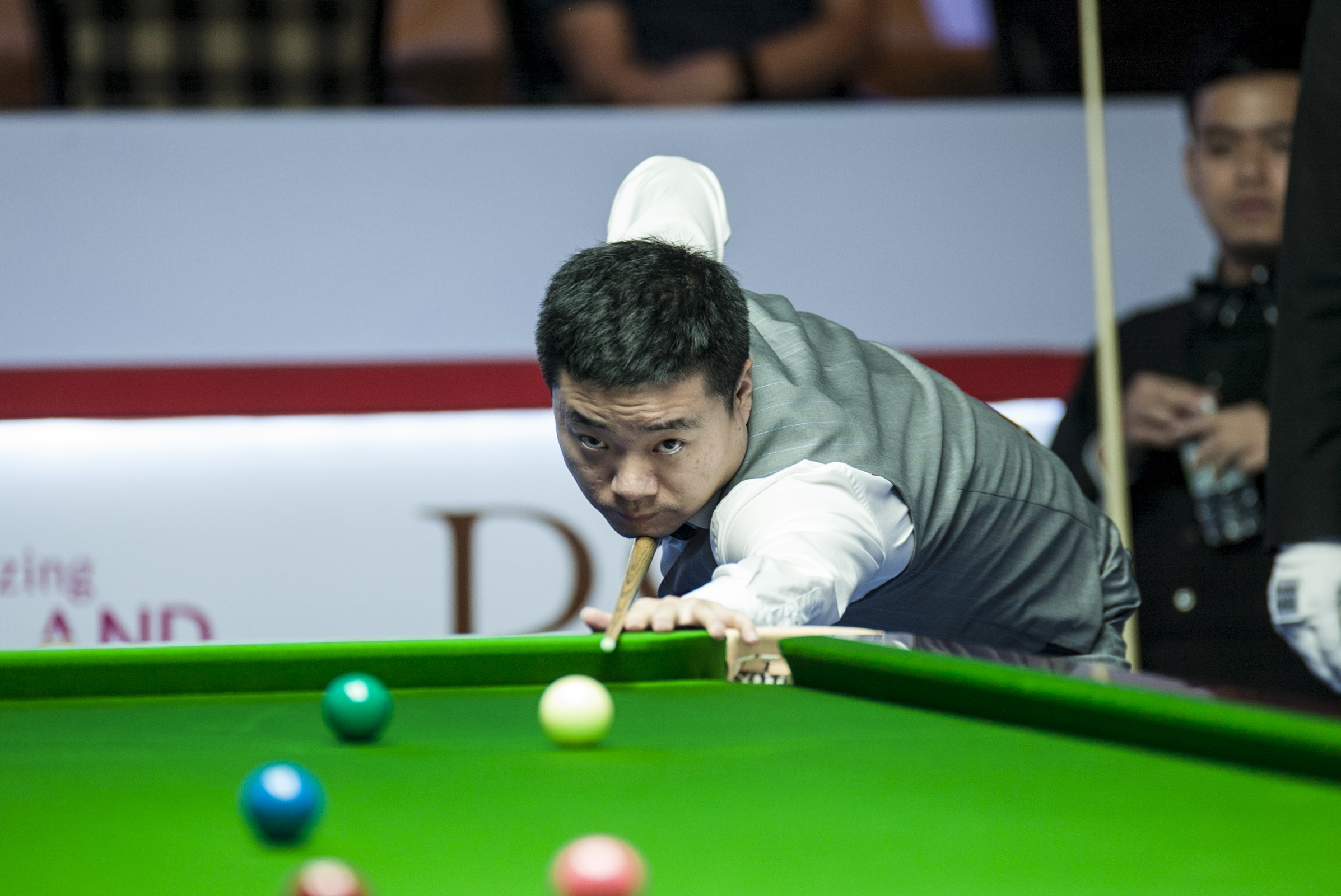 虽然他在中 虽然他在中